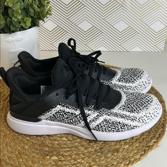 APL Techloom black and White Sneakers - Picture 8 of 12